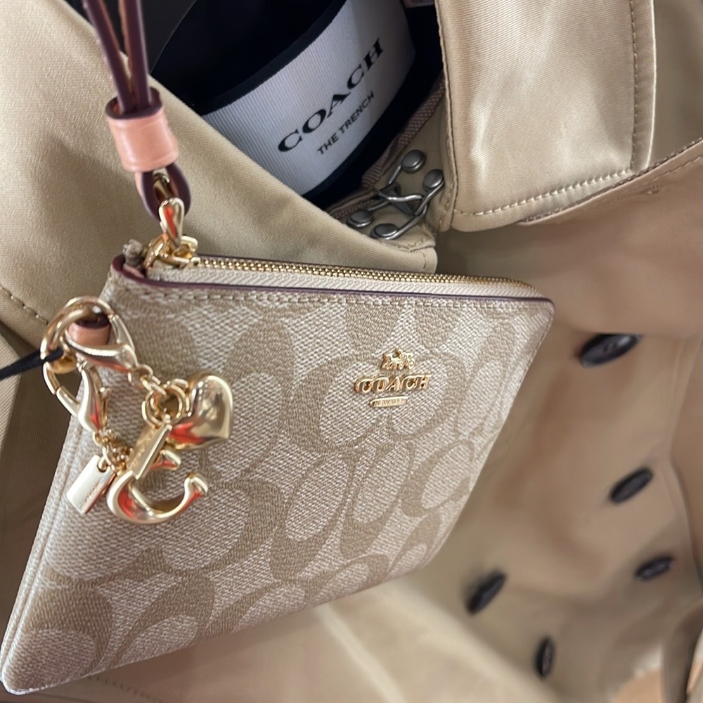 Coach Boxed Corner Zip Wristlet In Signature Canvas
Gold/Light Khaki/Faded Blush - Picture 12 of 16
